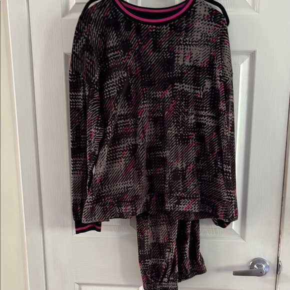 Simply Vera Vera Wang Other - Simply Vera Vera Wang Black and Pink Velour Pajama Set Size L